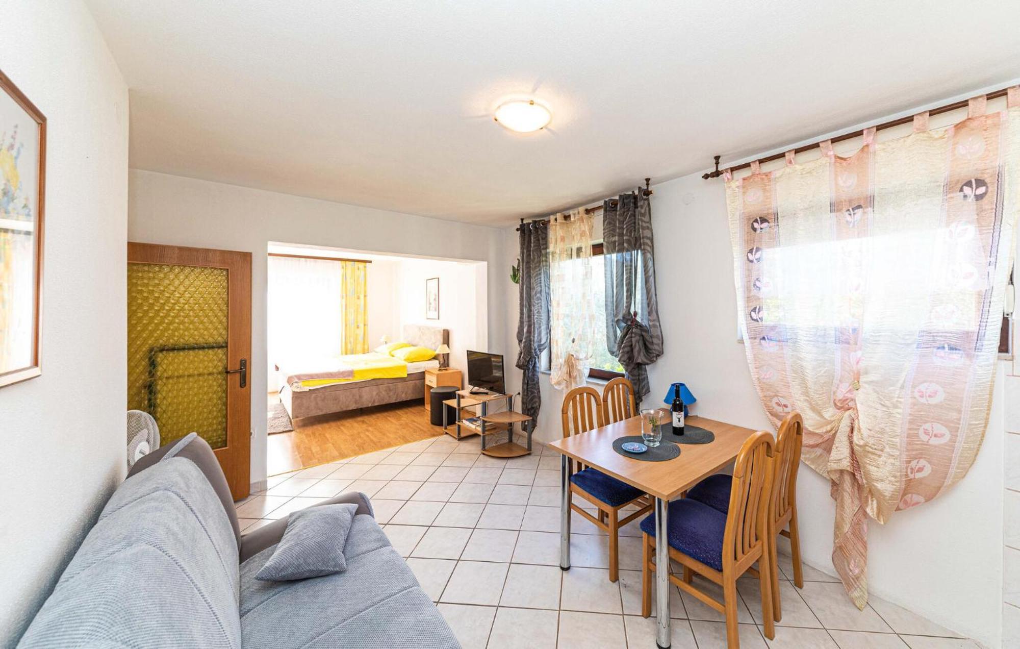 1 Bedroom Amazing Apartment In Kastel Kambelovac Kaštela 外观 照片